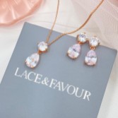Fotografía: Conjunto de joyas de boda Cleo en oro rosa con zirconitas en forma de lágrima
