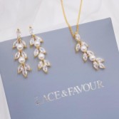 Fotografía: Conjunto de joyas nupciales Amalia Gold con circonitas y perlas