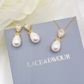 Fotografía: Conjunto de joyas nupciales «Paloma Gold» con perlas en forma de lágrima