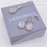 Fotografía: Conjunto de joyas nupciales «Teardrop» con adornos de cristal de Izzie