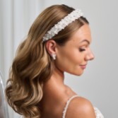 Fotografía: Diadema adornada con perlas y cristales