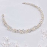 Fotografía: Diadema de boda con hojas de cristal Delilah y perlas