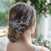 Fotografía: Diadema de cristal delicado con forma de ramita para el pelo de novia de Liliana
