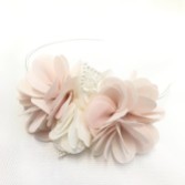 Fotografía: Diadema lateral con flores en tonos rosa palo y marfil