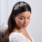 Fotografía: Diadema lateral «Leona» de encaje plateado y cristales, de inspiración vintage