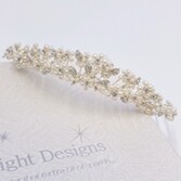 Fotografía: Diadema nupcial «Alicia Dainty» con motivos florales, perlas y cristales