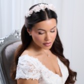 Fotografía: Diadema nupcial con flores en tono rosa pálido y perlas