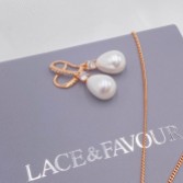 Photograph: Dolci - Boucles d'oreilles perles en forme de larme, or rose, ornées de cristaux