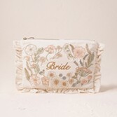 Photograph: Elizabeth Scarlett Pochette de mariée à volants avec fleurs pressées