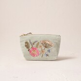 Fotograf: Elizabeth Scarlett Pressed Flowers Sage Green Velvet Coin Purse