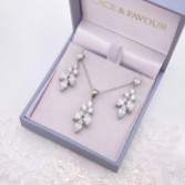 Photograph: Ensemble de bijoux de mariée Lila Silver : pendentif délicat en zircone cubique