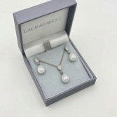 Photograph: Ensemble de bijoux Faye Silver avec perles en forme de larme et cristaux