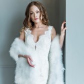 Fotografía: Estola nupcial larga de plumas en color marfil de Valentina