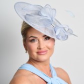 Fotografía: Fascinador de boda con lazo azul claro y diamantes de imitación, y disco grande de sinamay
