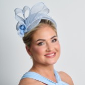 Fotografia: Fascinador de casamento em sinamay azul claro com pregas laterais simples