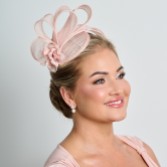 Fotografia: Fascinador de casamento em sinamay rosa claro com pregas laterais simples