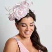 Fotografia: Fascinador de noiva floral em rosa escuro com penas