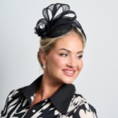 Photograph: Fascinateur de mariage en sinamay noir à plis latéraux simples