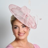 Photograph: Fascinateur de mariage à large disque en sinamay avec nœud en diamants rose foncé