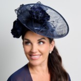 Photograph: Fascinateur de mariage à large disque en sinamay et à motif floral bleu marine