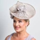 Fotografia: Fascinator da sposa a disco in sinamia grigio argento con fiori grandi