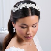 Fotografia: Fita para o cabelo de cerâmica em tom marfim com flores e pérolas da Trinity