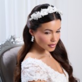 Fotografia: Fita para o cabelo de noiva com flores de tecido em tom marfim e pérolas