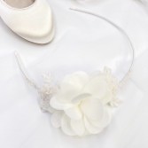Fotografia: Fita para o cabelo lateral infantil Maisie em renda marfim e flores