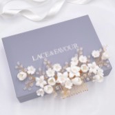 Fotografía: Flores de porcelana de palisandro y peine de cristal (dorado)