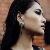 Fotografia: Freya Rose Brincos marcantes Myla em preto e dourado com madrepérola