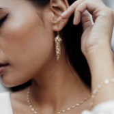Fotografia: Freya Rose Brincos Midi com pingentes de cristal em ouro de 22 quilates