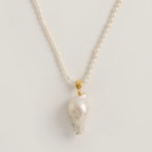 Fotografía: Freya Rose Collar de perlas de arroz con colgante de perla barroca grande