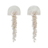 Fotograf: Freya Rose Hakuro Silber Perlmutt lange Tropfenohrringe