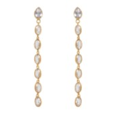Fotografía: Freya Rose Pendientes largos con cristal ovalado y montura dorada