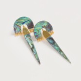 Fotografía: Freya Rose Pendientes llamativos de nácar de Myla Verde