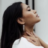 Zdjęcie: Freya Rose Srebrne kolczyki midi z kryształowymi zawieszkami