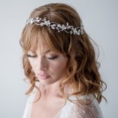 Fotografia: Grinalda de cabelo floral com contas e cristais «Gardenia Entwined»