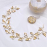 Fotografia: Grinalda de cabelo longa para casamento com folhas douradas e pérolas de outubro