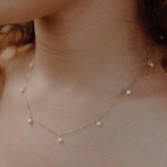Fotografia: Hermione Harbutt Colar com corrente de pérolas delicadas em forma de gota de chuva