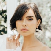 Fotograf: Hermione Harbutt Elspeth Perlmutt-Blumen-Reifenohrringe