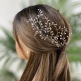 Fotografia: Hermione Harbutt Grampos de cabelo para noivas com cristais Swarovski em forma de gota de orvalho