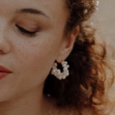 Zdjęcie: Hermione Harbutt Kolczyki koła z ozdobą w kształcie perły Milena