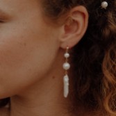 Zdjęcie: Hermione Harbutt Kolczyki Liberty z długimi barokowymi perłami