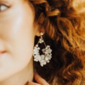 Zdjęcie: Hermione Harbutt Kolczyki typu żyrandol w kwiatowym stylu Fleurette