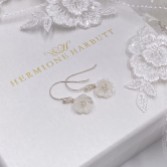 Fotografía: Hermione Harbutt Pendientes Bianca con forma de gota y flor de nácar