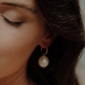 Fotografía: Hermione Harbutt Pendientes de aro con perlas barrocas grandes de Adele