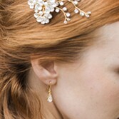 Fotografía: Hermione Harbutt Pendientes de cristal dorado con forma de lágrima «Paris»