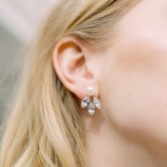 Fotografía: Hermione Harbutt Pendientes de hojas de cristal y perlas de Kensington