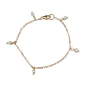 Fotografía: Hermione Harbutt Pulsera de cadena con perlas delicadas y forma de gota de lluvia