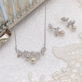 Fotograf: Ivory and Co Aphrodite Silber Brautschmuck Set